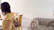 Mi hermanastra esta desnuda por toda la casa y se me antoja meterle mi gran polla.