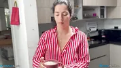 Suegra joven llega justo en la momento indicado y es mojada.