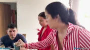 Suegra joven llega justo en la momento indicado y es mojada.