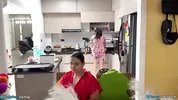 Suegra joven llega justo en la momento indicado y es mojada.