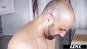 AD4X - Angie, la brune au gros cul, se fait prendre par une énorme bite dans la cuisine.