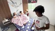 Comparto habitacion de hotel con mi hijastro e hijastra y terminamos follando muy rico.