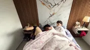 Comparto habitacion de hotel con mi hijastro e hijastra y terminamos follando muy rico.