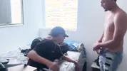 ¿Que podria pasar si comparto cuarto de hotel con mi cornudo marido y su sexy amigo?