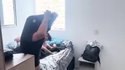 ¿Que podria pasar si comparto cuarto de hotel con mi cornudo marido y su sexy amigo?