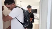 ¿Que podria pasar si comparto cuarto de hotel con mi cornudo marido y su sexy amigo?