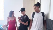 ¿Que podria pasar si comparto cuarto de hotel con mi cornudo marido y su sexy amigo?