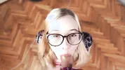 I became a fan of a girl on site and she showed up to thank for it by giving a blowjob and facial