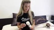 Dirty blonde – Shona River cums hard playing with her toys on the bed | Benefit Monkey