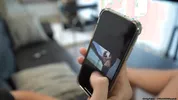 Сводная сестра застукала за дрочкой и позволила мне кончить на ее большие сиськи