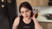 Le hago un favor a la amiga culona de mi hermanastra