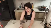 Le hago un favor a la amiga culona de mi hermanastra