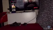 Sara Diamante ha voglia di cazzo e va a disturbare il suo coinquilino mentre guarda Netflix